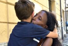 Photo of Fugge dall’Africa per costruirsi un futuro migliore: oggi è la prima mamma adottiva di colore di un minore italiano