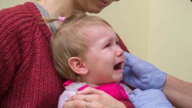 Photo of I nonni fanno i buchi alle orecchie alla nipotina senza chiedere il permesso: i genitori vietano loro di vedere la bambina