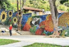 Photo of Un giovane artista crea un vero e proprio capolavoro realizzando un murale con 200.000 tappi di plastica riciclati: l’immagine dell’opera d’arte spopola sul web