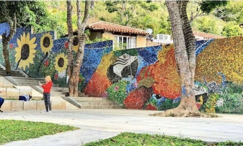 Un giovane artista crea un murale con 200.000 tappi