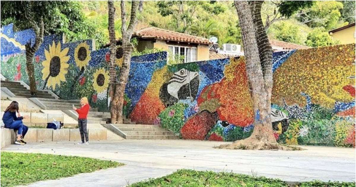 Un giovane artista crea un murale con 200.000 tappi