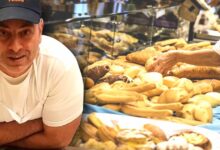 Photo of Un panettiere dona ogni sera il pane invenduto alle persone bisognose: “È diventata la mia missione”. Il suo gesto di generosità ha ispirato tanti