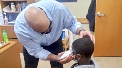 Photo of Il preside taglia i capelli ad uno studente che si vergognava della sua pettinatura: “Aveva paura che lo prendessero in giro per il suo aspetto”
