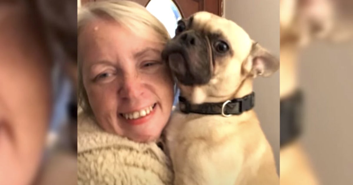 Una donna rivela di amare il suo cane