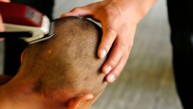 Photo of Un’adolescente prende in giro una compagna di classe che per la chemio ha perso i capelli, per punizione suo padre la fa rasare a zero