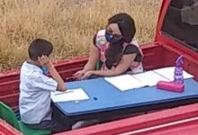 Photo of Un’insegnante trasforma la sua automobile in un’aula mobile per aiutare i suoi studenti durante la pandemia