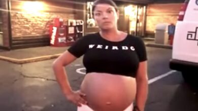 Photo of Il ristorante rifiuta di servire una donna incinta perché indossa un top corto che mostra la pancia: la donna denuncia l’accaduto sui social e scoppia la polemica