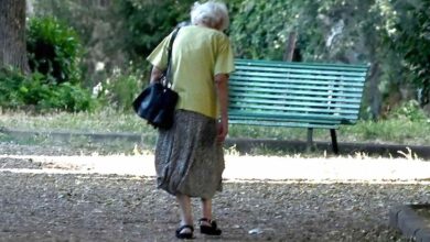 Photo of “Non ho soldi, ho fame”, grida un’anziana di 90 anni tra le lacrime: i poliziotti le comparano il suo cibo preferito e le fanno la spesa