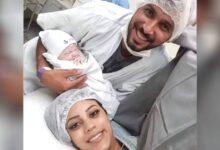Photo of Lei era già incinta quando si sono innamorati: la foto in sala parto con in braccio la figlia della sua ragazza diventa virale