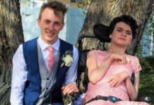 Photo of Un adolescente porta una ragazza disabile al ballo: nessuno voleva accompagnarla. Il suo comportamento da gentiluomo viene elogiato sui social