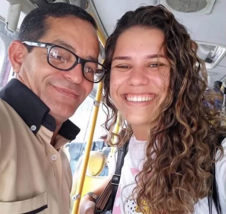 Un autista del bus accompagna gratis giovane