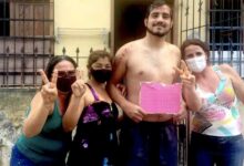 Photo of Un operatore ecologico riprende gli studi grazie alle donazioni della sua comunità e si classifica al 2° posto nell’elenco degli ammessi al corso di medicina