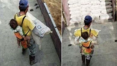 Photo of Un padre rimasto vedovo porta suo figlio sulla schiena mentre lavora in cantiere: non vuole lasciarlo da solo a casa