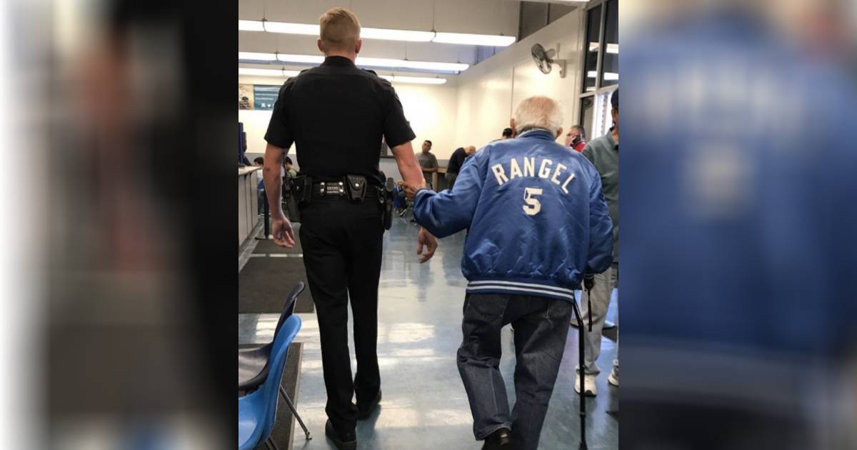 Un poliziotto aiuta un anziano 92 anni cacciato