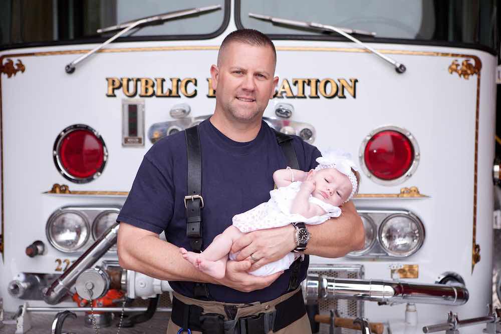 Un vigile del fuoco aiuta partorire una donna