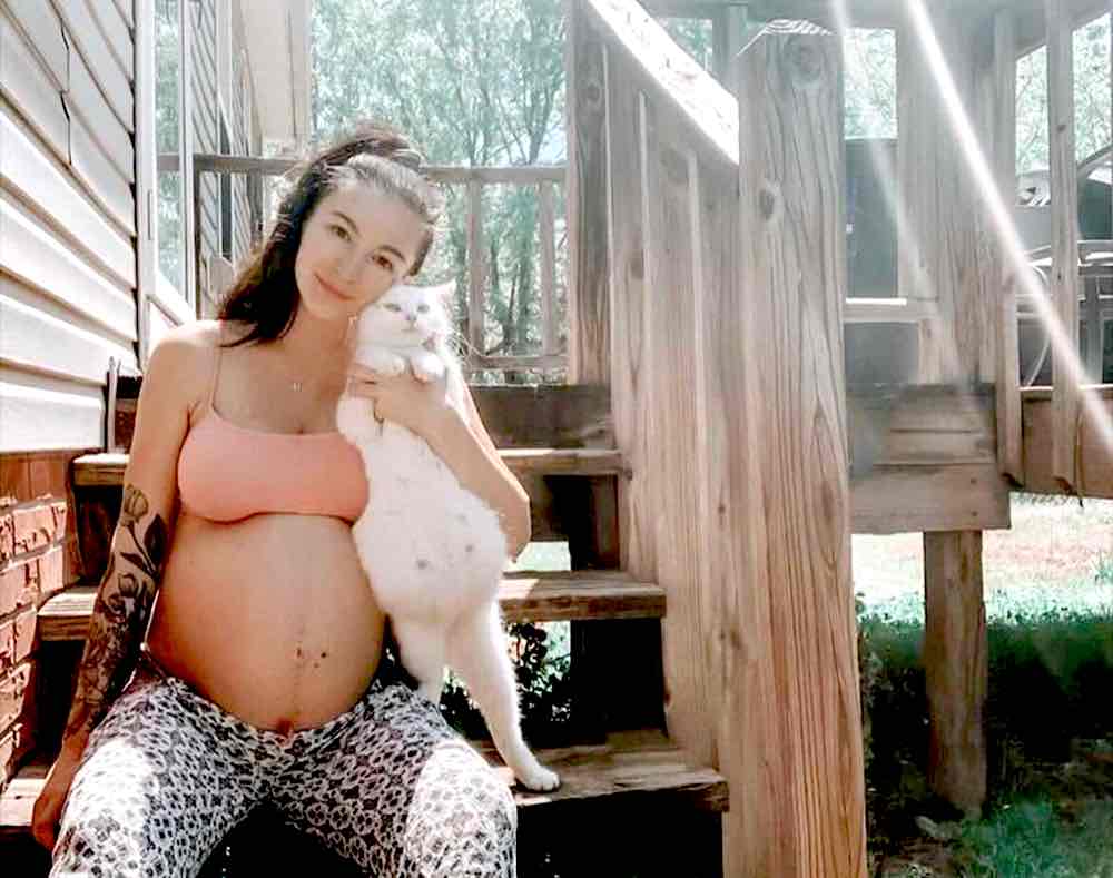 Una donna incinta incontra una mamma gatta randagia 1