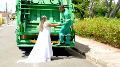 Photo of Una sposa si fa fotografare sul camion della spazzatura come segno di rispetto per il lavoro del marito: il servizio fotografico diventa virale e viene elogiato da tutti