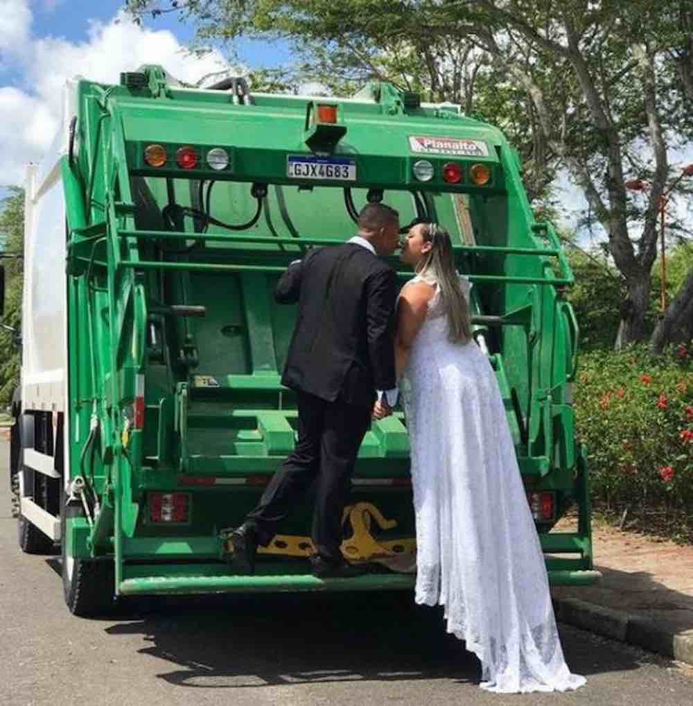 Una sposa fa il servizio fotografico camion