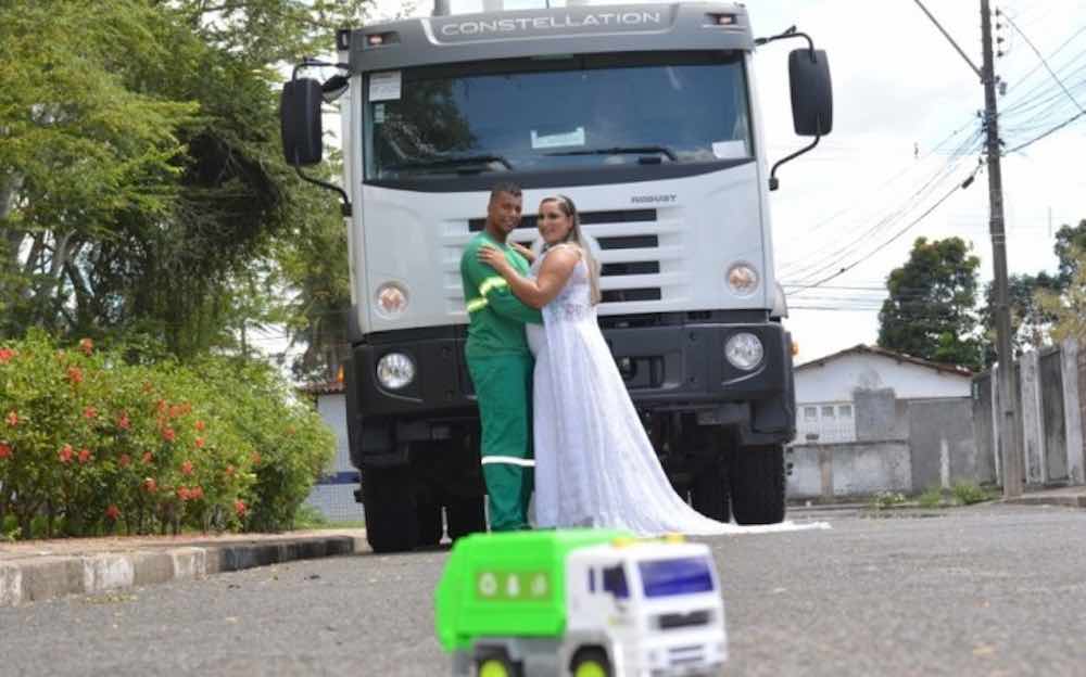 Una sposa fa il servizio fotografico spazzatura