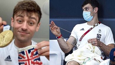 Photo of Tom Daley, medaglia d’oro a Tokyo 2020, realizza con le sue mani un maglione olimpico ed emoziona il web per il suo grande cuore