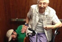 Photo of Un giovane operaio rimane bloccato in ascensore con un’anziana di 79 anni e si trasforma in “sedia” per farla riposare: le immagini fanno il giro del web