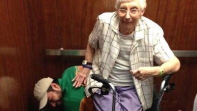 Photo of Un giovane operaio rimane bloccato in ascensore con un’anziana di 79 anni e si trasforma in “sedia” per farla riposare: le immagini fanno il giro del web