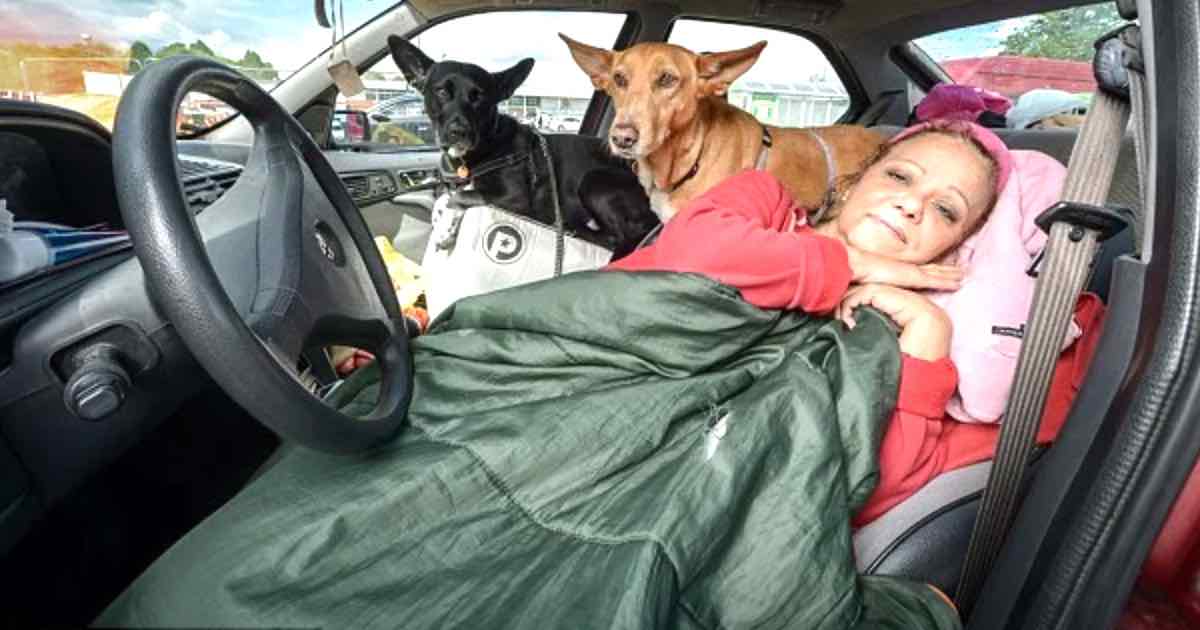 Una donna di 57 anni vive in macchina