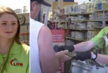 Photo of Una giovane cassiera del supermercato paga la spesa ad un anziano che non ha soldi a sufficienza: il suo gesto altruista tocca i cuori del web