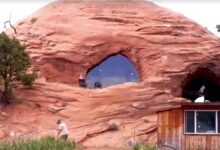 Photo of Costruisce la casa dei sogni impiegando quasi 30 anni e 530 m2: l’abitazione ricavata all’interno di una grotta nel deserto può essere affittata da tutti