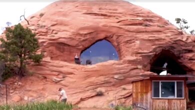 Photo of Costruisce la casa dei sogni impiegando quasi 30 anni e 530 m2: l’abitazione ricavata all’interno di una grotta nel deserto può essere affittata da tutti