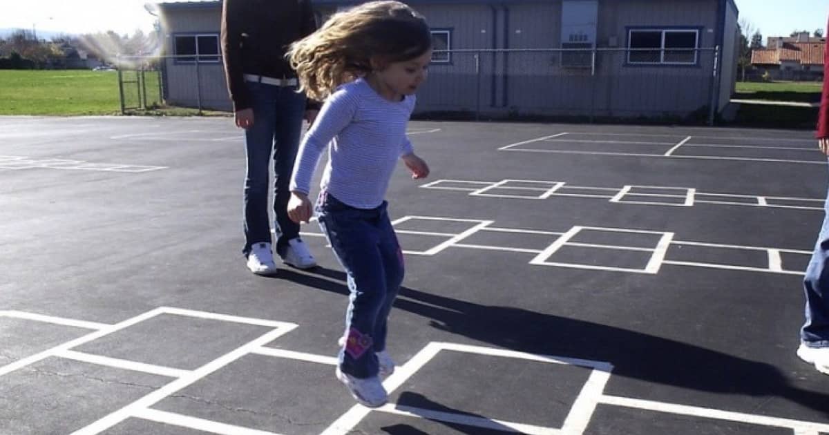 I bambini giocano a campana per strada