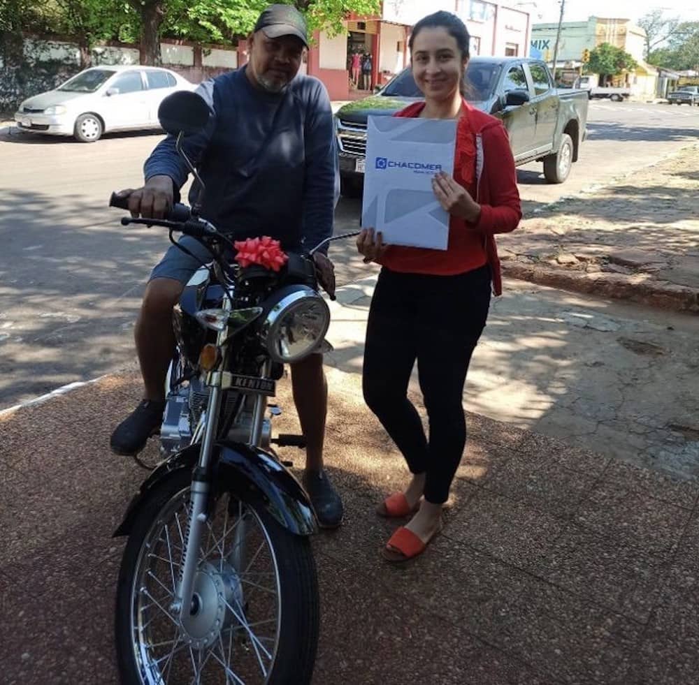 Si laurea e regala una moto al patrigno 1