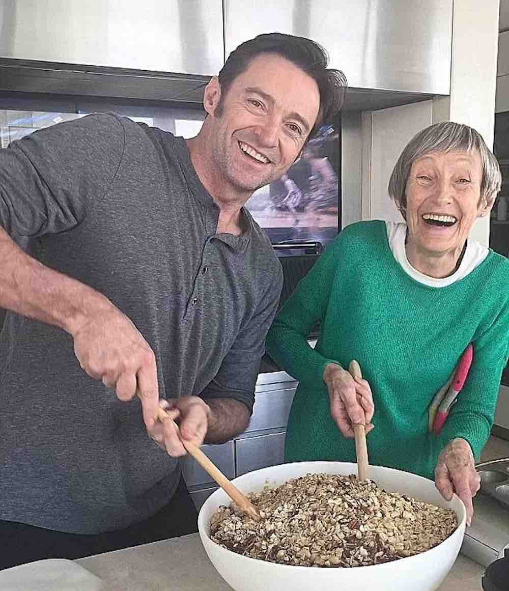 Hugh Jackman fa una dedica a sua madre 1