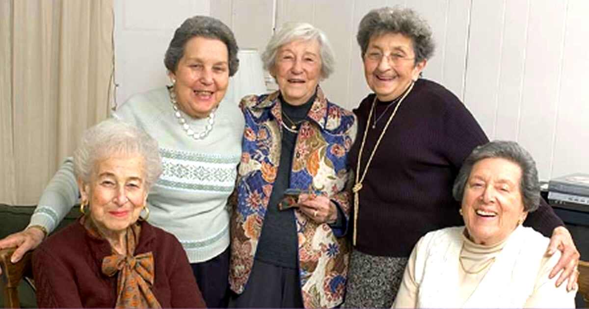 Un gruppo di donne anziane