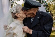 Photo of Una coppia di anziani festeggia 77 anni di matrimonio con l’aiuto delle infermiere della casa di cura in cui risiedono che ricreano la cerimonia del 1944
