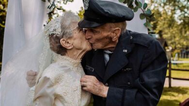 Photo of Una coppia di anziani festeggia 77 anni di matrimonio con l’aiuto delle infermiere della casa di cura in cui risiedono che ricreano la cerimonia del 1944