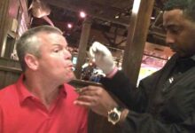 Photo of Ha difficoltà a mangiare da solo, il cameriere se ne rende conto e si offre di aiutarlo: “Un esempio di rispetto e gentilezza”, il web si complimenta con lui