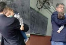 Photo of “Il mio studente più piccolo”: l’insegnante tiene in braccio il bambino della sua studentessa permettendole di fare lezione