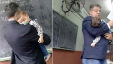 Photo of “Il mio studente più piccolo”: l’insegnante tiene in braccio il bambino della sua studentessa permettendole di fare lezione