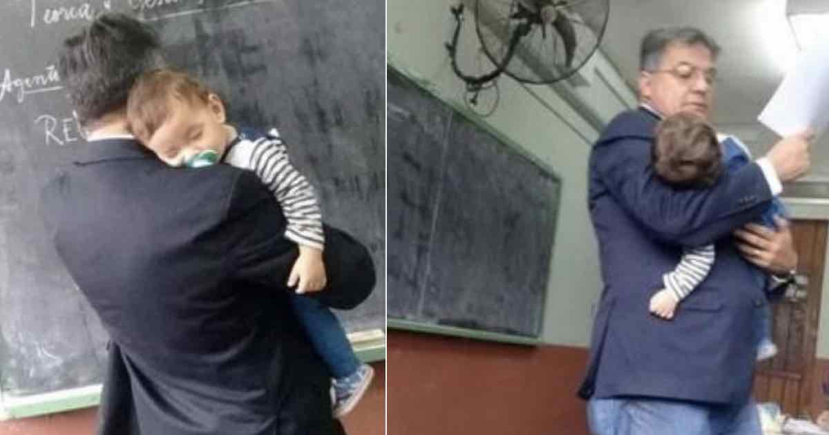 insegnante tiene in braccio il bambino