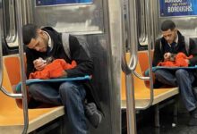 Photo of La foto di un giovane uomo che nutre un gattino randagio con il biberon in metropolitana emoziona il web e diventa in breve tempo virale