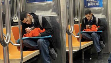 Photo of La foto di un giovane uomo che nutre un gattino randagio con il biberon in metropolitana emoziona il web e diventa in breve tempo virale