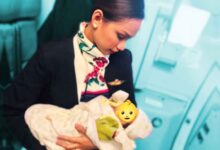 Photo of Un’assistente di volo si offre di allattare il bambino di una passeggera disperata perché aveva finito il latte: il suo gesto lodato dal web ha fatto il giro del mondo