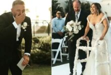 Photo of Una donna su una sedia a rotelle sorprende suo marito il giorno del matrimonio percorrendo la navata in piedi al fianco del padre