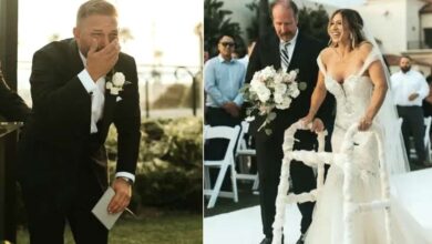 Photo of Una donna su una sedia a rotelle sorprende suo marito il giorno del matrimonio percorrendo la navata in piedi al fianco del padre