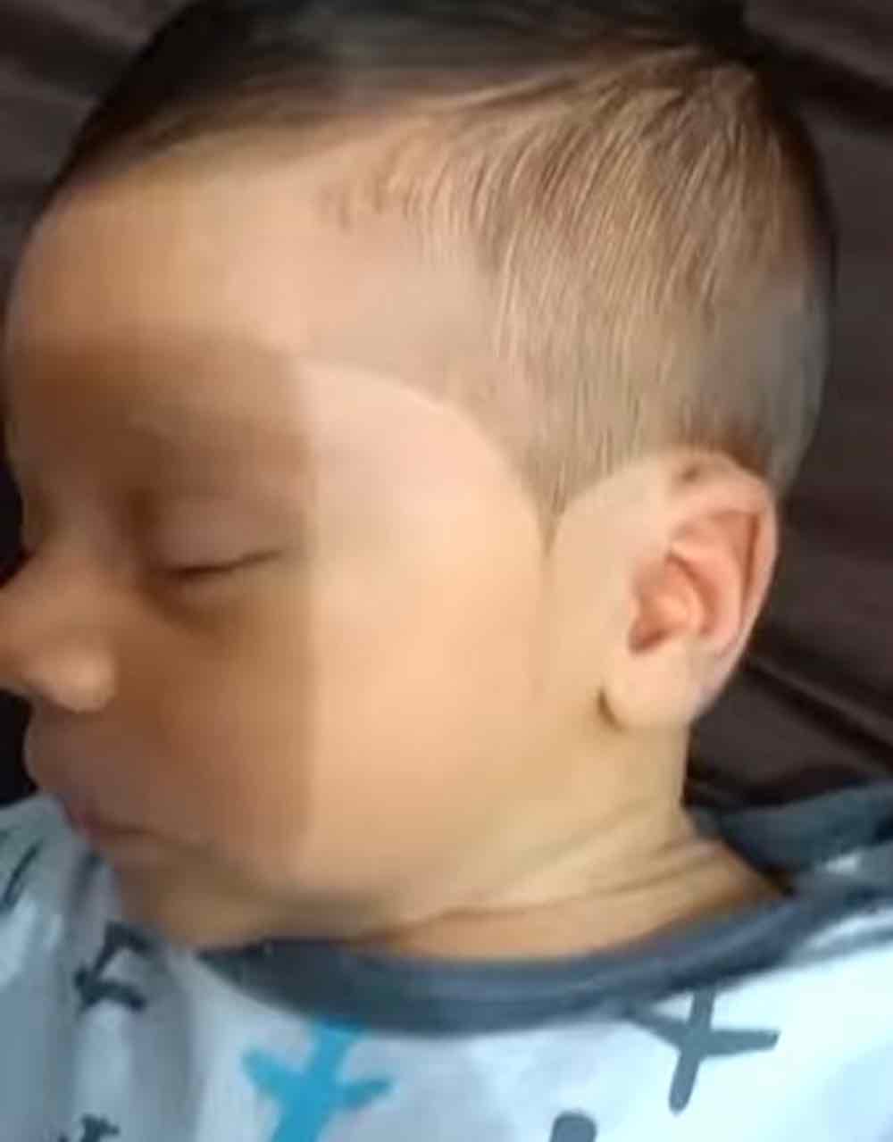 padre barbiere taglia i capelli del figlio di 18 giorni 2