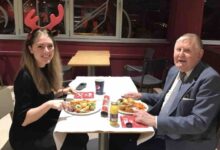 Photo of Una 22enne invita a cena un suo cliente anziano e vedovo: “Non volevo lasciarlo solo a Natale. È senza dubbio il mio cliente preferito”