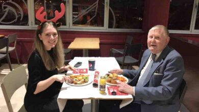 Photo of Una 22enne invita a cena un suo cliente anziano e vedovo: “Non volevo lasciarlo solo a Natale. È senza dubbio il mio cliente preferito”