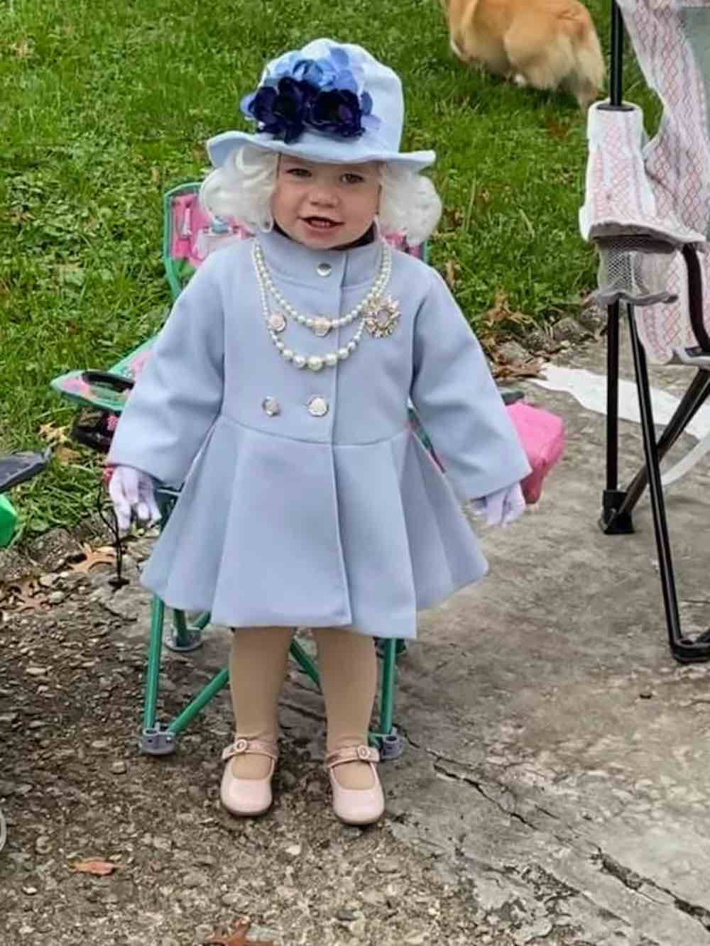 Una bimba di 1 anno si traveste da regina Elisabetta2