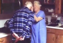 Photo of Stanno insieme da 64 anni, lui la sorprende il giorno di San Valentino con una dichiarazione d’amore diventata virale: “Sei tu che fai girare il mio mondo”